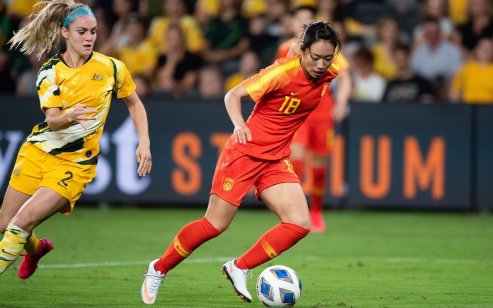  不莱梅女足队长荣获金球奖，双线作战告捷  